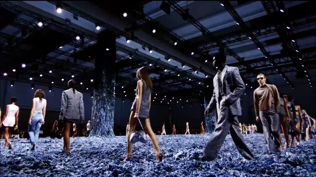 Diesel2025春夏系列时装秀活动策划现场竟然是14800公斤牛仔废料打造