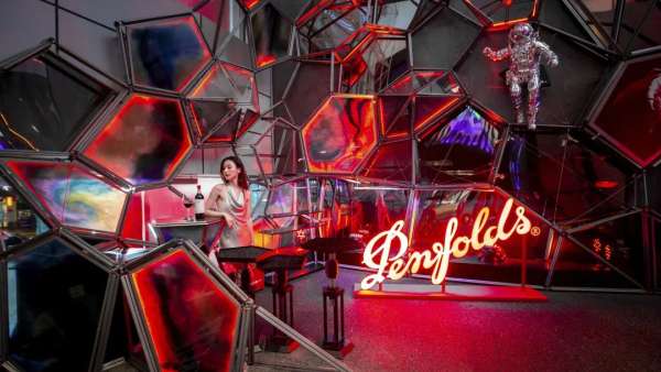 「奔富·无界空间」沉浸式快闪活动策划化身神秘太空舱，酷酷酷