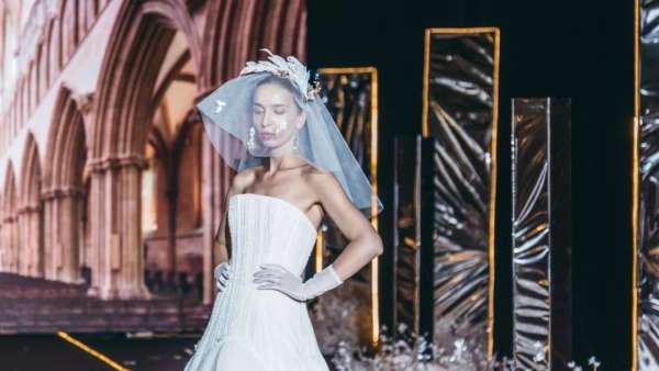 品牌时装秀以恋人感情发展为主线，呈现别开生面的视听盛宴