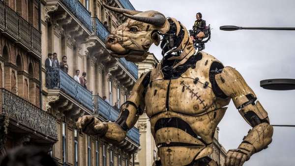 他们策划的巡回演出活动惊艳全城，高呼巨兽出行请避让！