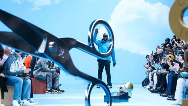 2020秋冬男装时装发布会活动现场仿佛人间天堂，踏云而至穿梭云间