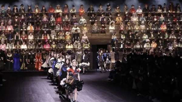 LV时装发布会活动呈现了一场时空交错的时装秀，合唱团设置更有感觉