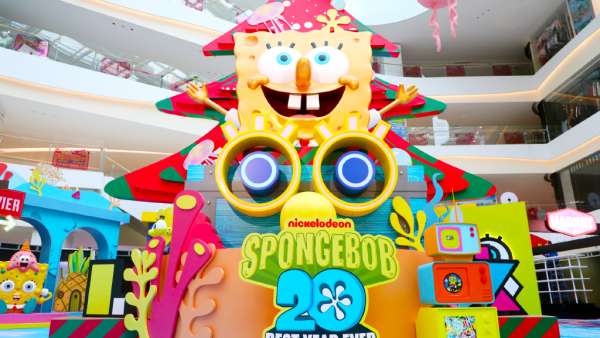 5.5米高的巨型海绵宝宝调皮地参与了一场周年庆典活动