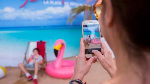 夏日快闪店营销活动海滩风很足，一起去沙滩上喝一杯吧