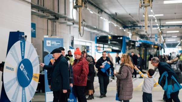 公交线路为社区的年轻人和老年人策划了一场别致的开通仪式活动