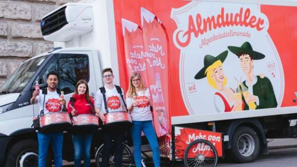 低成本的街头快闪式的饮料推广活动策划更受品牌方深爱