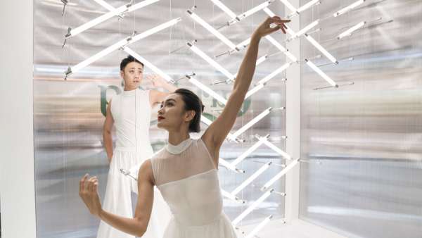 啤酒快闪巡回展览活动被“啤酒花马扎灯”艺术装置打扮得格外美好