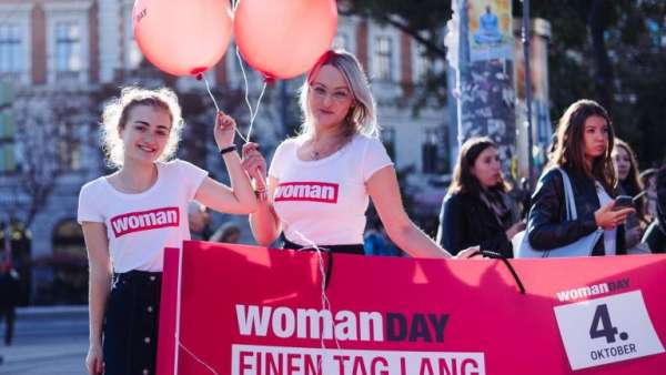 妇女节推广活动策划的主角是一个“超大”购物袋，好玩！