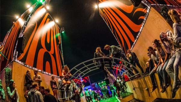 低地音乐节活动策划的集装箱品牌体验中心才是音乐节的灵魂