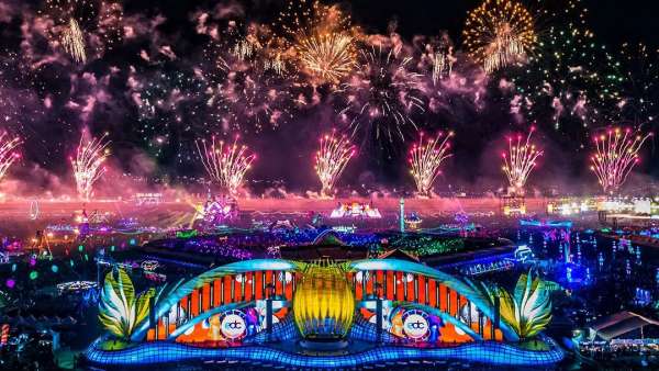 EDC电音节活动策划的舞台正中的花朵仿佛散发着神秘花香