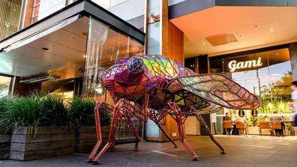 听说这个购物中心混进了几只闪闪发光的巨型昆虫，瞧瞧去！