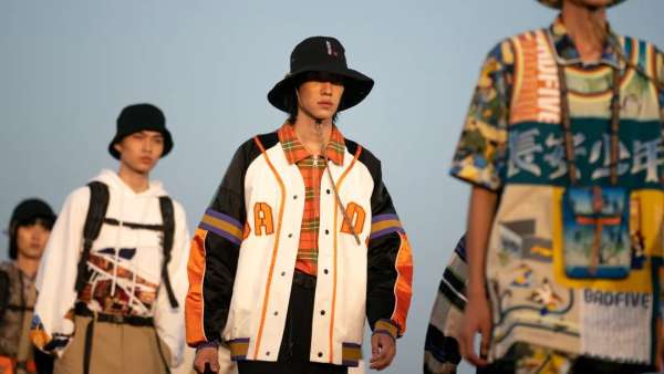 李宁三十而立发布会活动策划在敦煌雅丹魔鬼城全速点燃