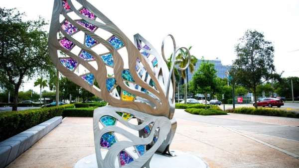 12.5英尺高的不锈钢蝴蝶展览活动装置带你寻找自我的美丽