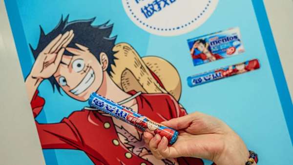 曼妥思携手草帽团办起了地铁式的主题IP活动，策划的海盗船爱了