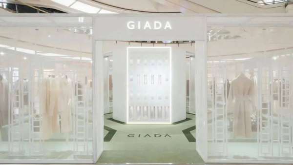 GIADA「羊绒花园」快闪店活动策划的艺术花墙与镜面装置相映成趣