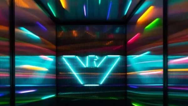 阿玛尼2021秋冬男女装时装秀活动策划弥漫着80年代的迷人气氛