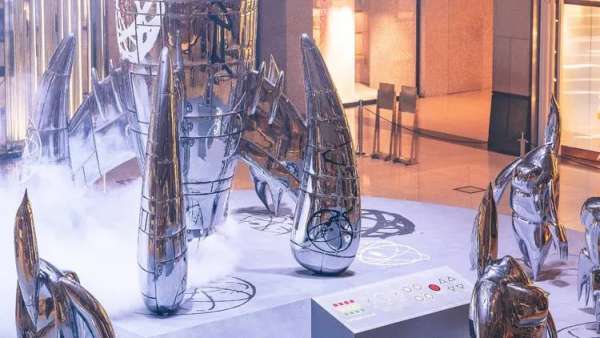 「Futuraland」艺术空间展览活动策划的6米高巨型银色火箭太吸睛了