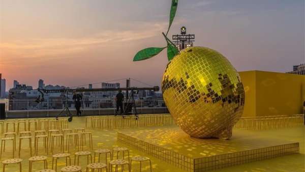 Staud春夏发布会活动策划了一个巨大的柠檬色迪斯科舞会球