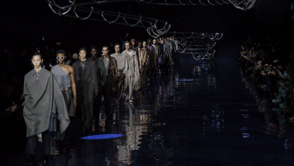 FENDI2023秋冬男装秀活动策划现场幻化为巨大迪斯科弹球桌
