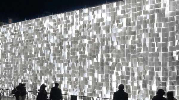 这个白色快闪店活动策划竟是用4000多个笔记本搭建的白色纸墙