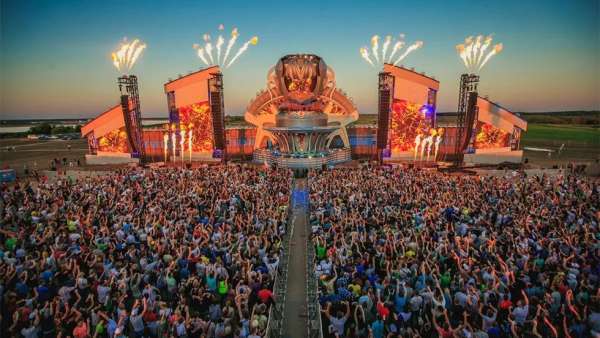 这场电子音乐节活动策划的超级的舞美设计与搭建和世界级的DJ超吸睛