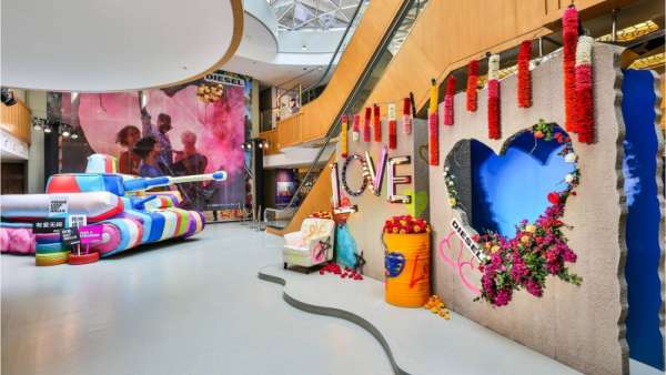 迪赛这场“以爱之名，打破壁垒”快闪活动策划以七彩坦克打破壁垒