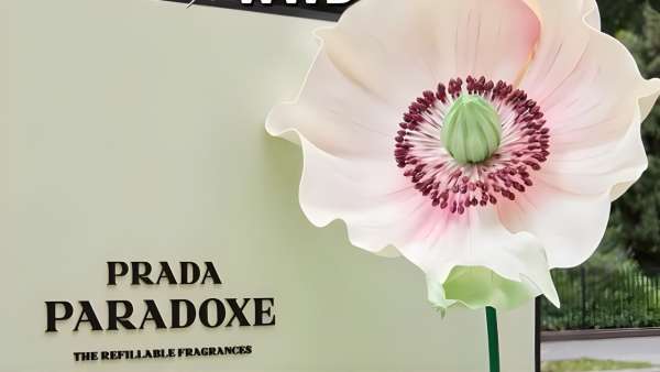 Prada纽约时装周限时快闪活动策划充满了香水气泡