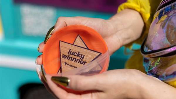 Vivid Seats应用程序推广下载活动策划把高尔夫球车设计成「幸运滚轮」